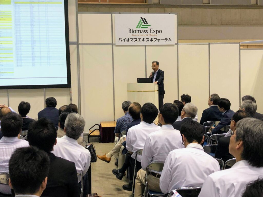 バイオマスエキスポフォーラムで登壇する笹内謙一。満席の会場でバイオマスガス化発電について講演している様子