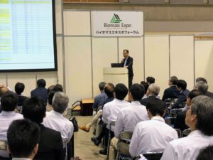 バイオマスエキスポフォーラムで登壇する笹内謙一。満席の会場でバイオマスガス化発電について講演している様子