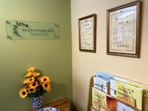 株式会社PEO技術士事務所のエントランス。社名プレートと技術士登録証
